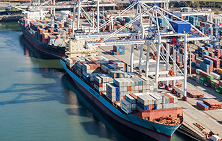 Navios em opera&ccedil;&atilde;o