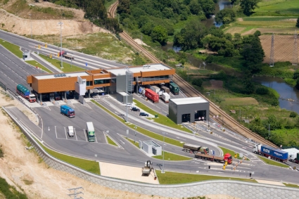 TRUCKS SERVED IN TEN MINUTES